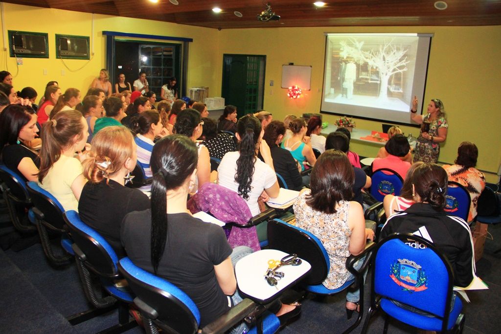Curso de decoração natalina é realizado gratuitamente em Piratuba