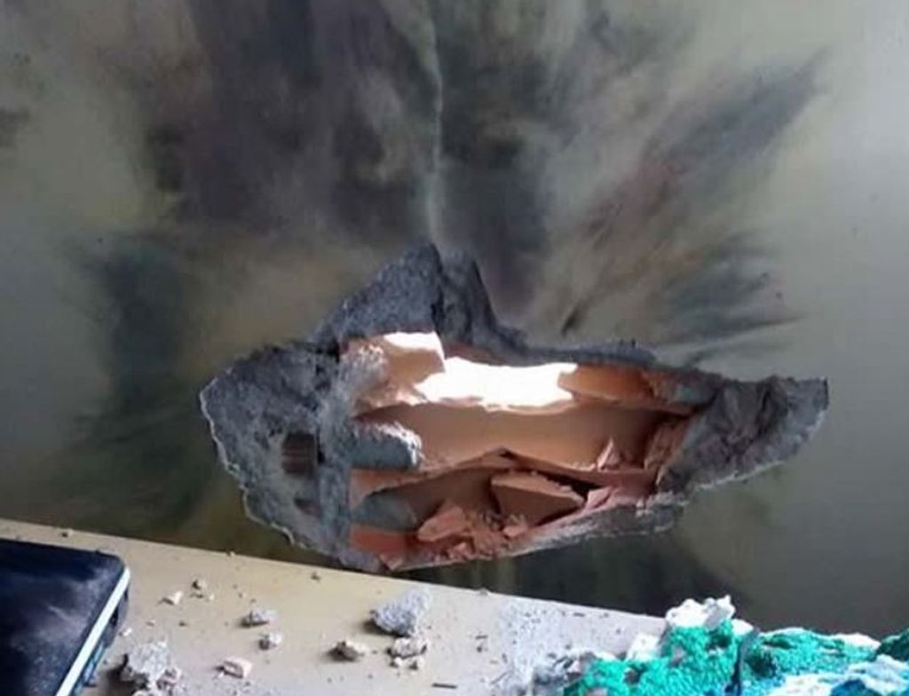 Raio atinge casa e abre buraco na parede