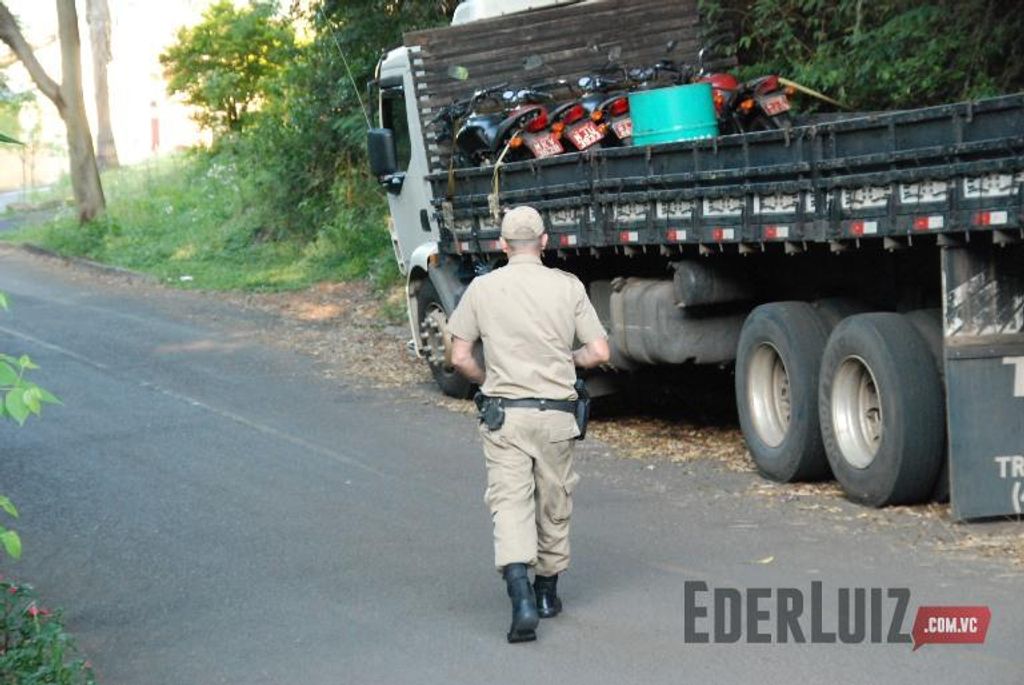 Jovem é agarrada e puxada para o mato