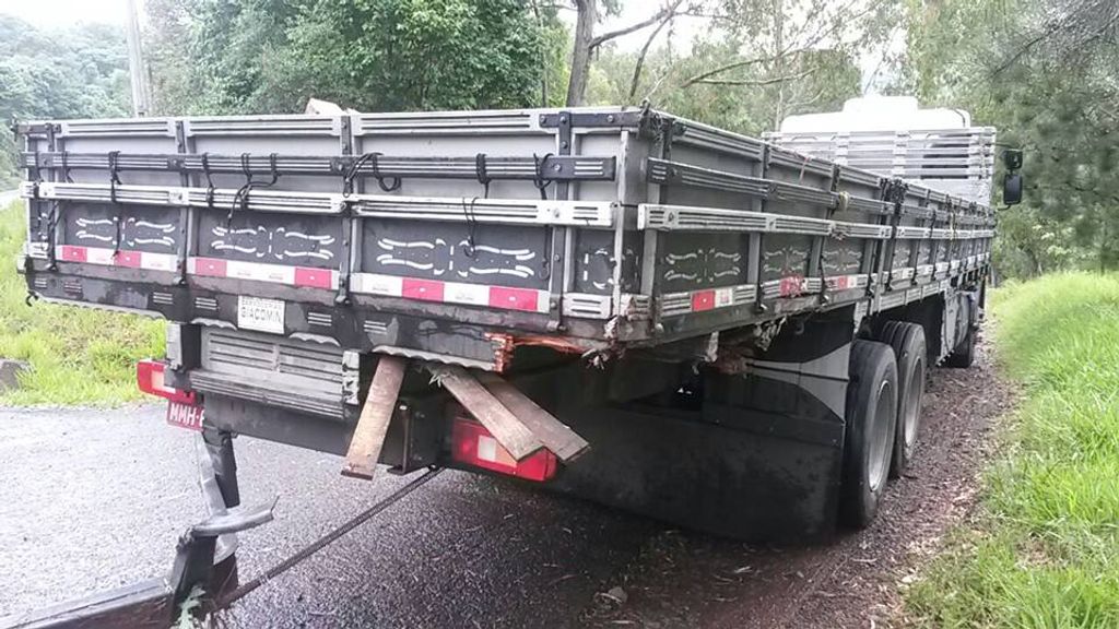 Saída de pista deixa caminhoneiro ferido
