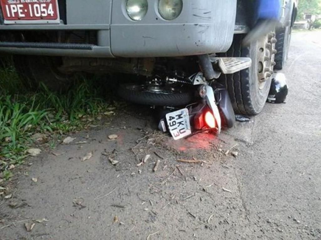 Caminhão passa por cima de moto e piloto morre