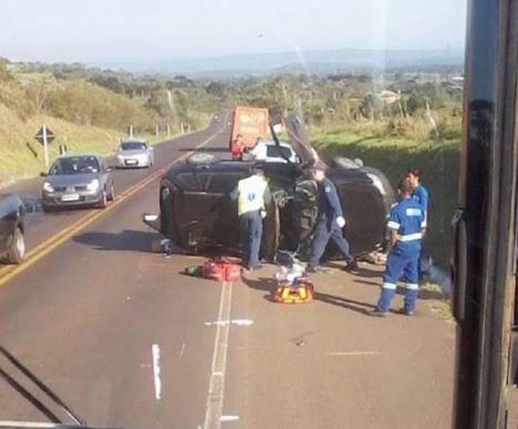Carro capota na BR-282 em Catanduvas