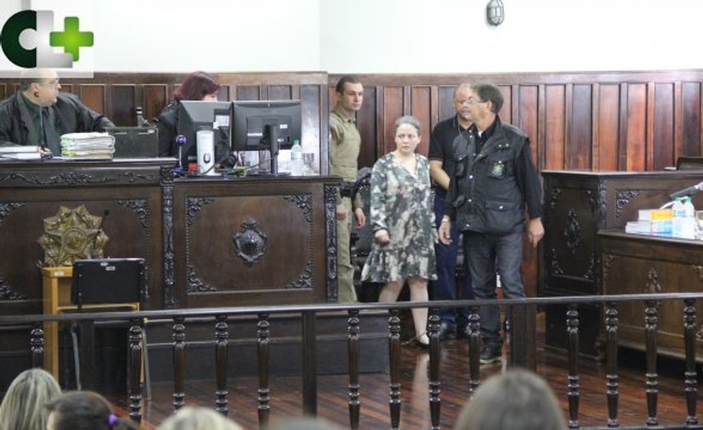 Mulher que matou o ex-marido policial e tentou forjar acidente está sendo julgada