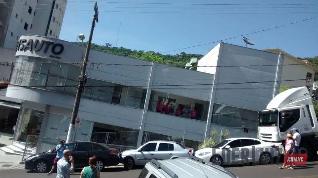 Caminhão acerta três veículos estacionados