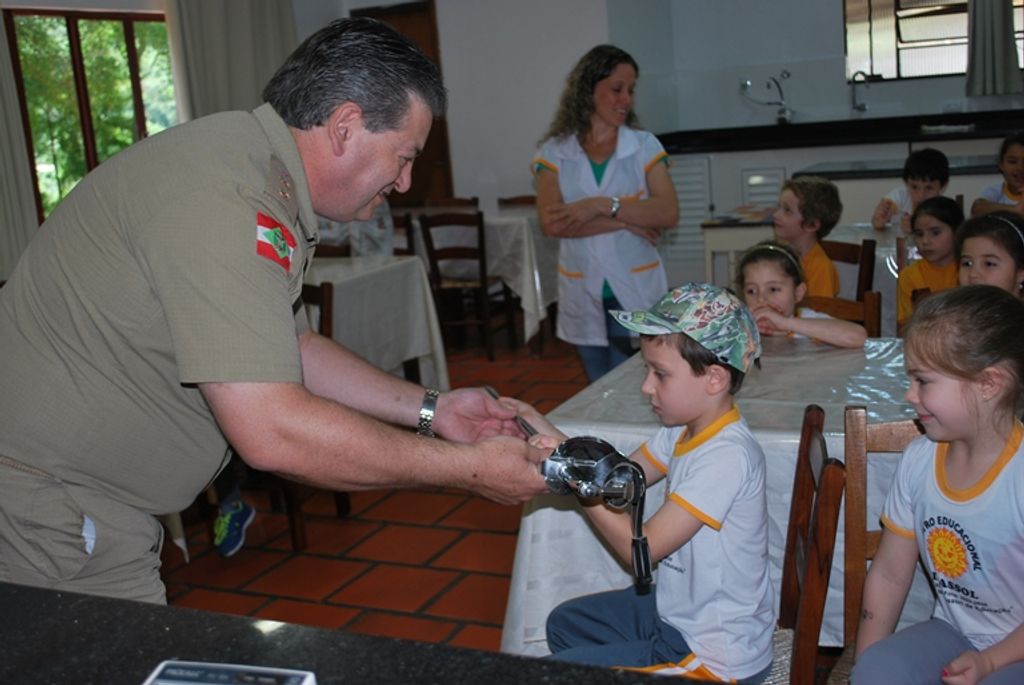Alunos do Girassol visitam o 26º Batalhão de Polícia Militar