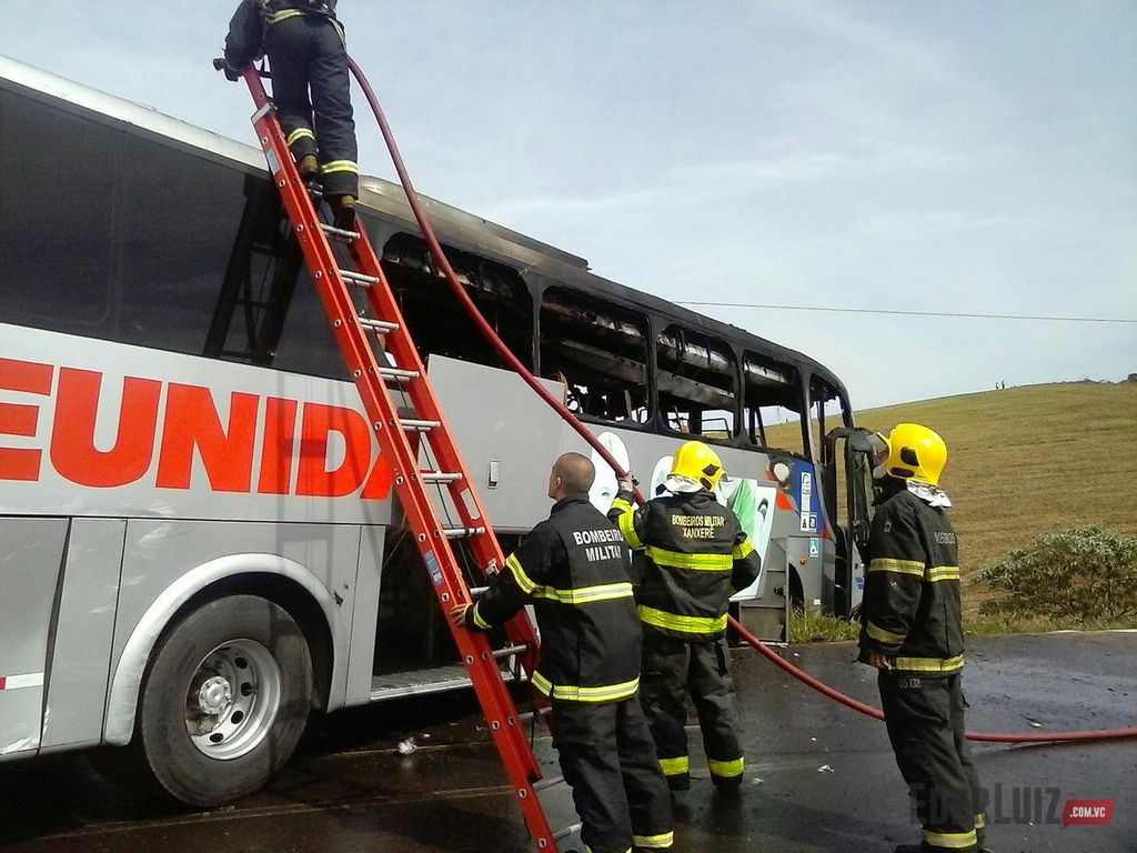 Acidente entre ônibus, caminhão e veículo de passeio mata motorista carbonizado