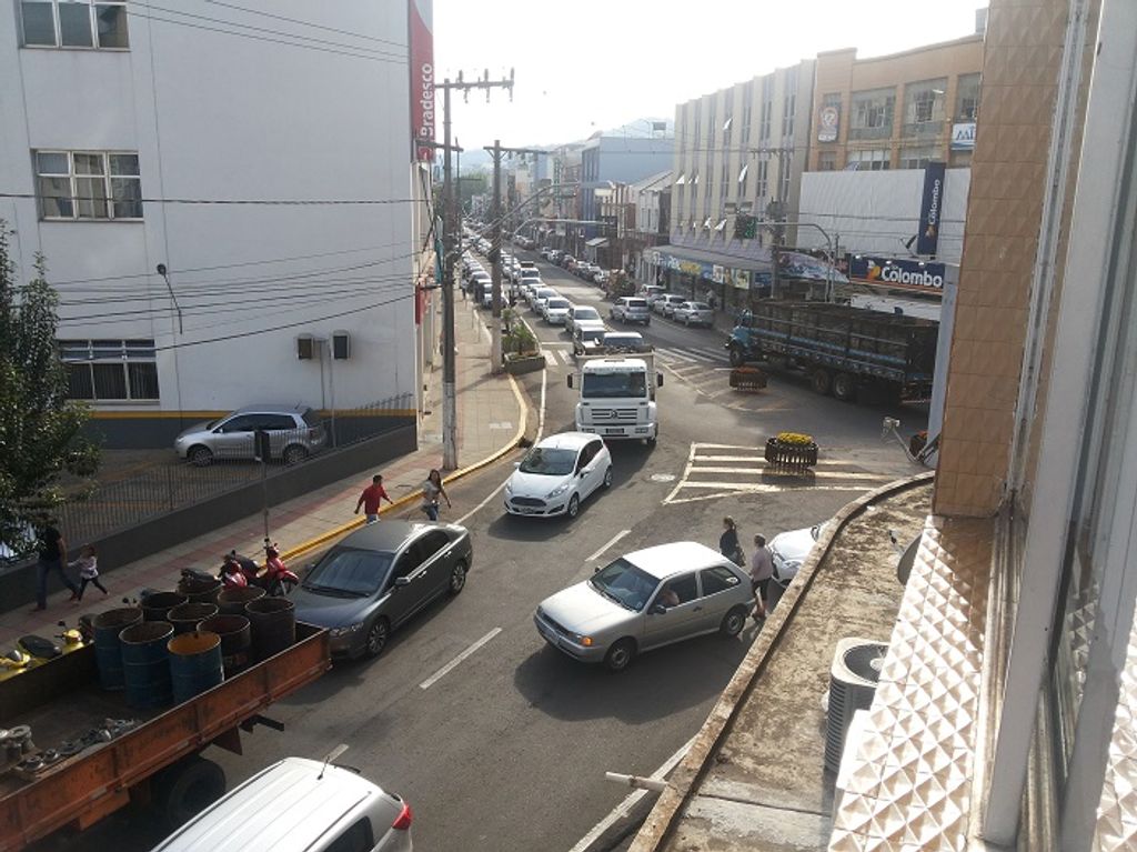 Caminhão quebra e causa congestionamento no centro de Joaçaba