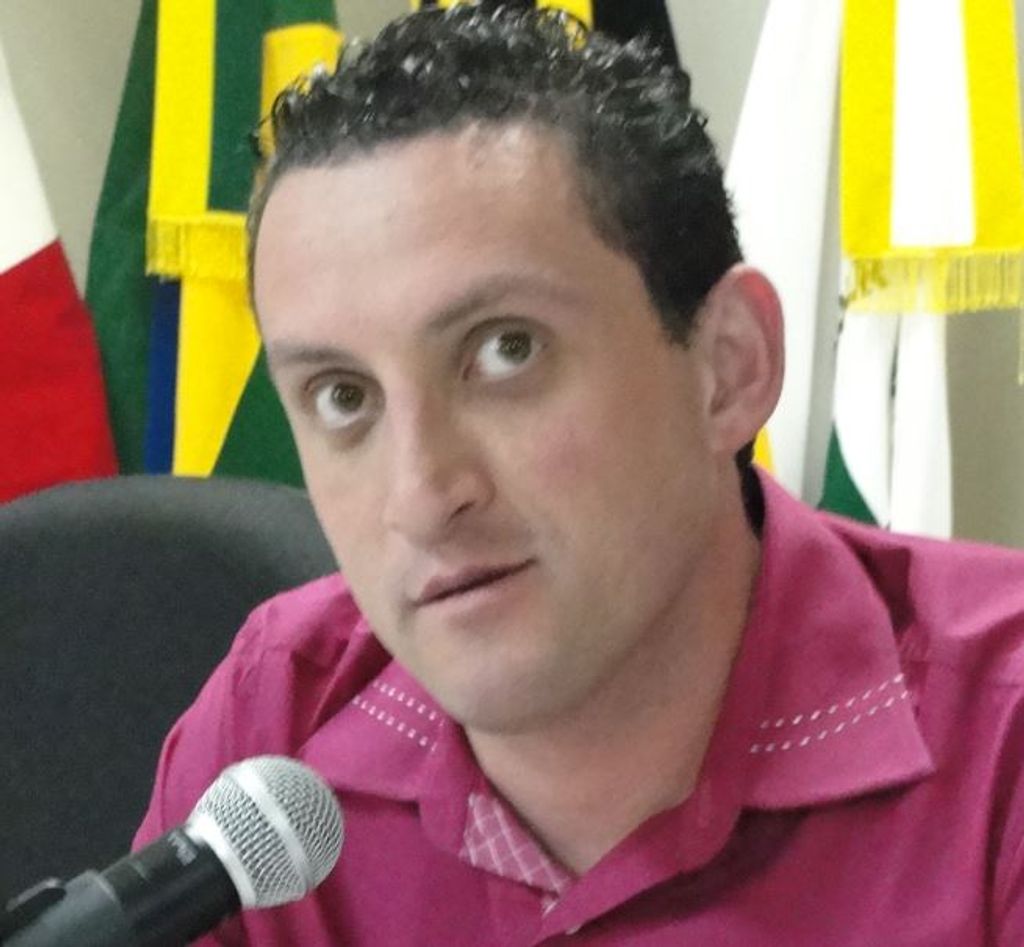 Vereador serviços de limpeza, capinação e retirada de mato nas vias públicas do Bairro Vila Rica
