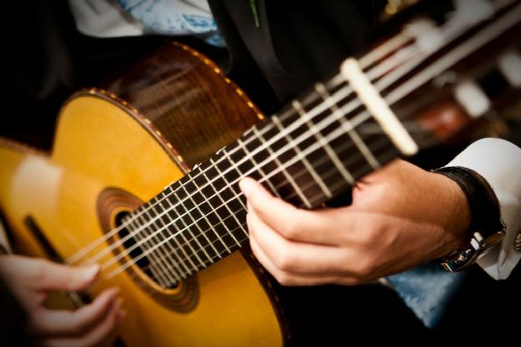 Casa da Cultura tem aulas gratuitas de violão, guitarra e outros instrumentos