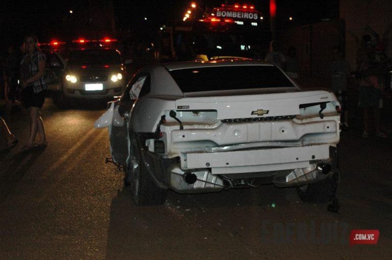 Que preju! Amigo pega Camaro emprestado para dar uma volta e destrói veículo