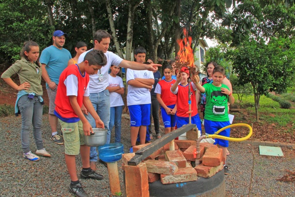 Alunos de Piratuba constroem um Biodigestor na escola