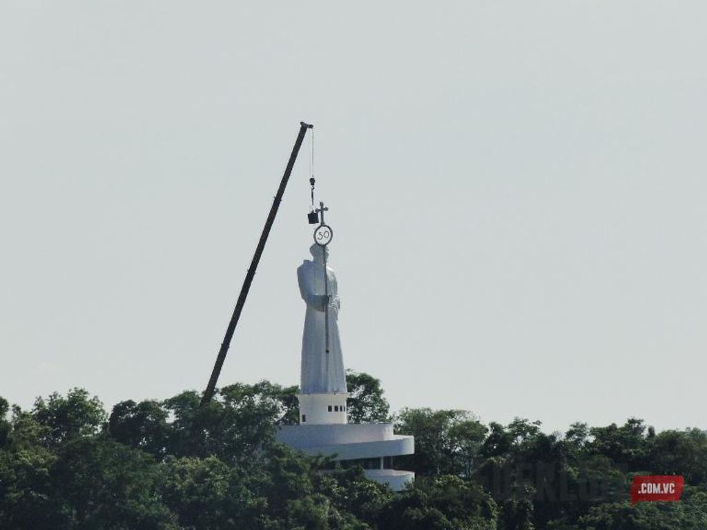 Guindaste é utilizado para fazer a pintura do cajado do monumento Frei Bruno