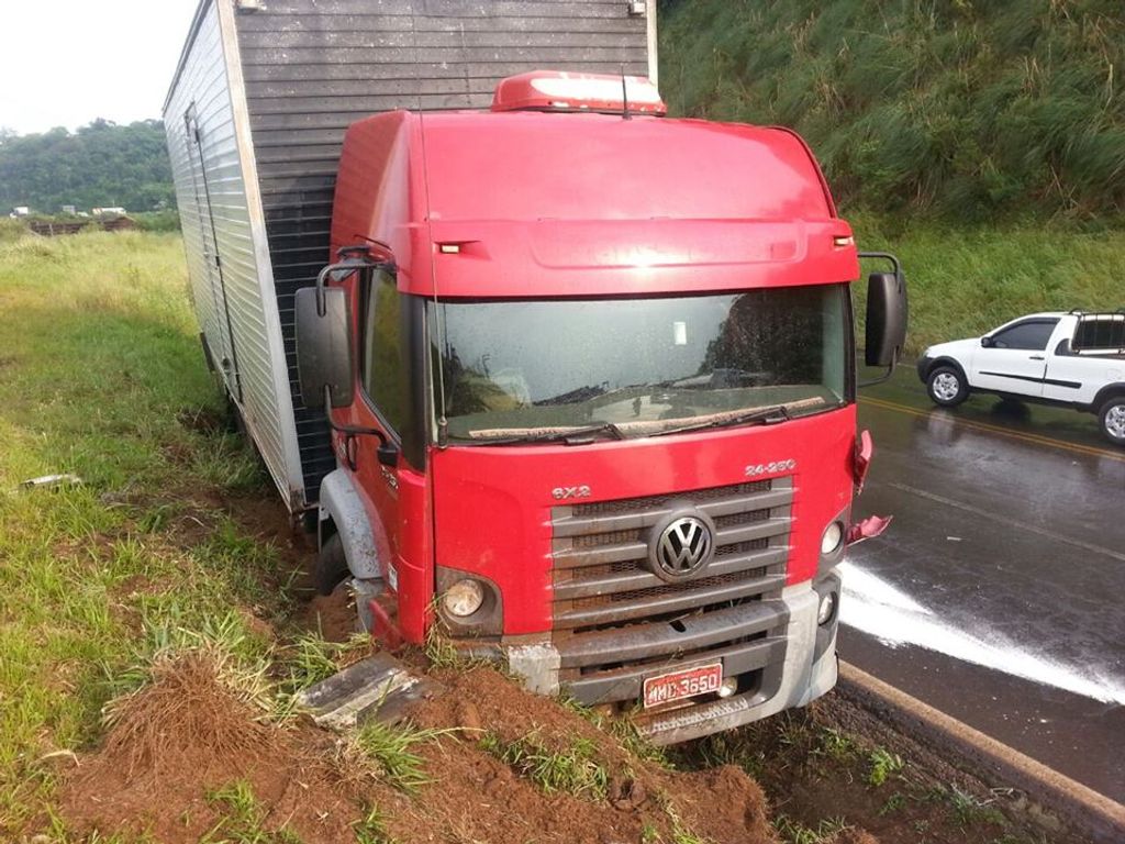 Grave acidente na BR-282 no Oeste destrói veículo