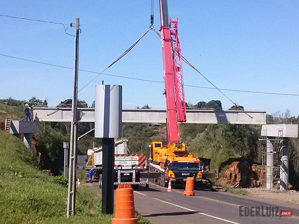 Colocação de vigas em viaduto bloqueia o trânsito na BR-282