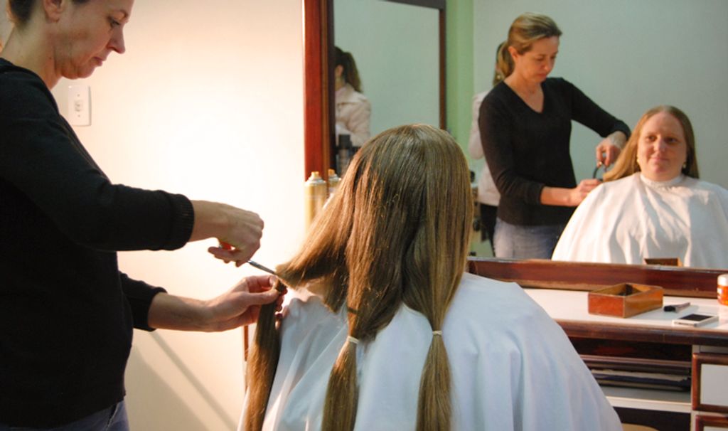 Professora dá o exemplo e doa fios de cabelo para confecção de perucas para crianças com câncer 