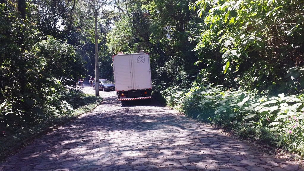 Caminhão tranca o trânsito na Rua Augusto Arbugeri