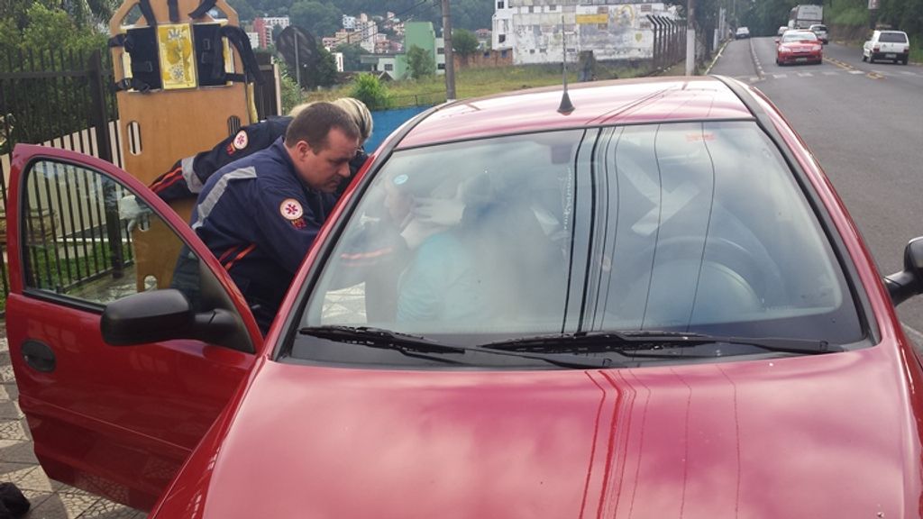 Jovem fica ferida em acidente na Vila Pedrini