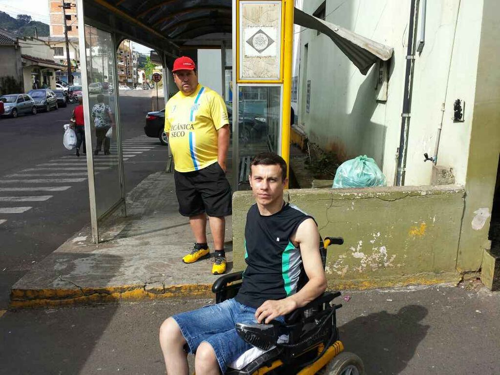Cadeirante espera uma hora por transporte público adaptado