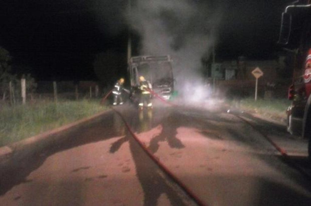 Homens armados invadem ônibus em Chapecó e ateiam fogo