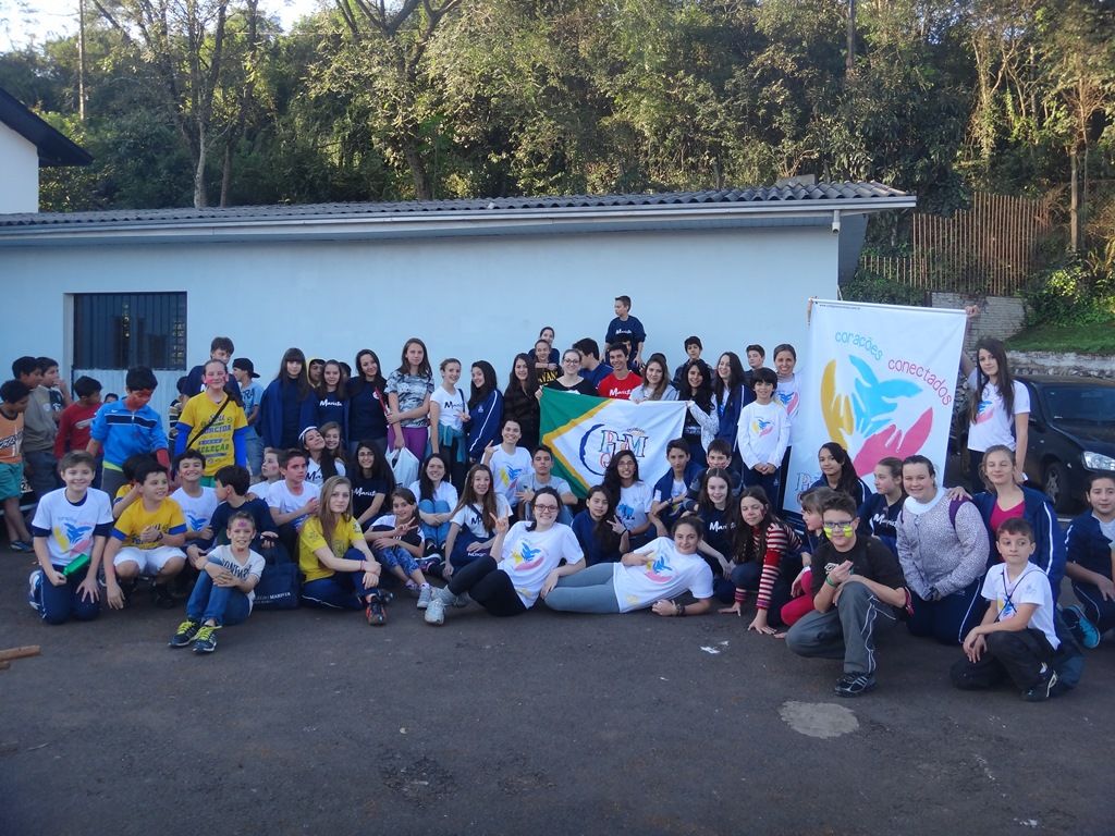 Alunos do Colégio Marista Frei Rogério instalam parque infantil em escola de Herval d’Oeste