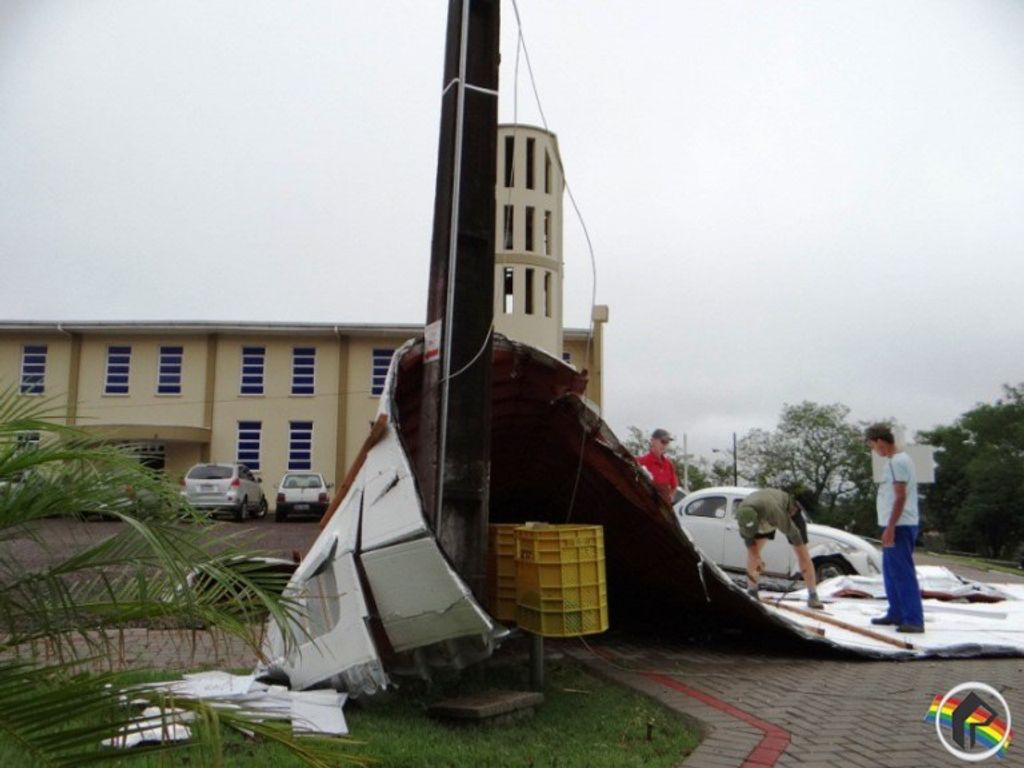 Temporal com fortes ventos atinge o Oeste