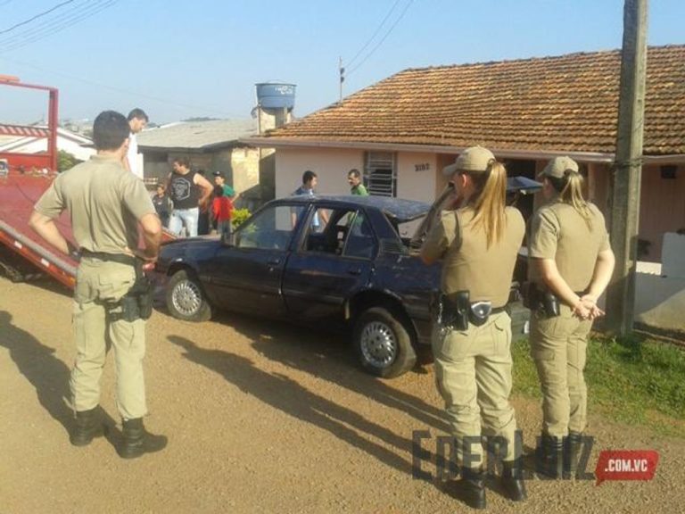 Motorista bêbado “voa” com carro pra cima de uma casa