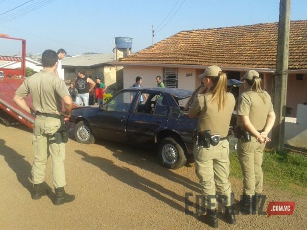 Motorista bêbado “voa” com carro pra cima de uma casa