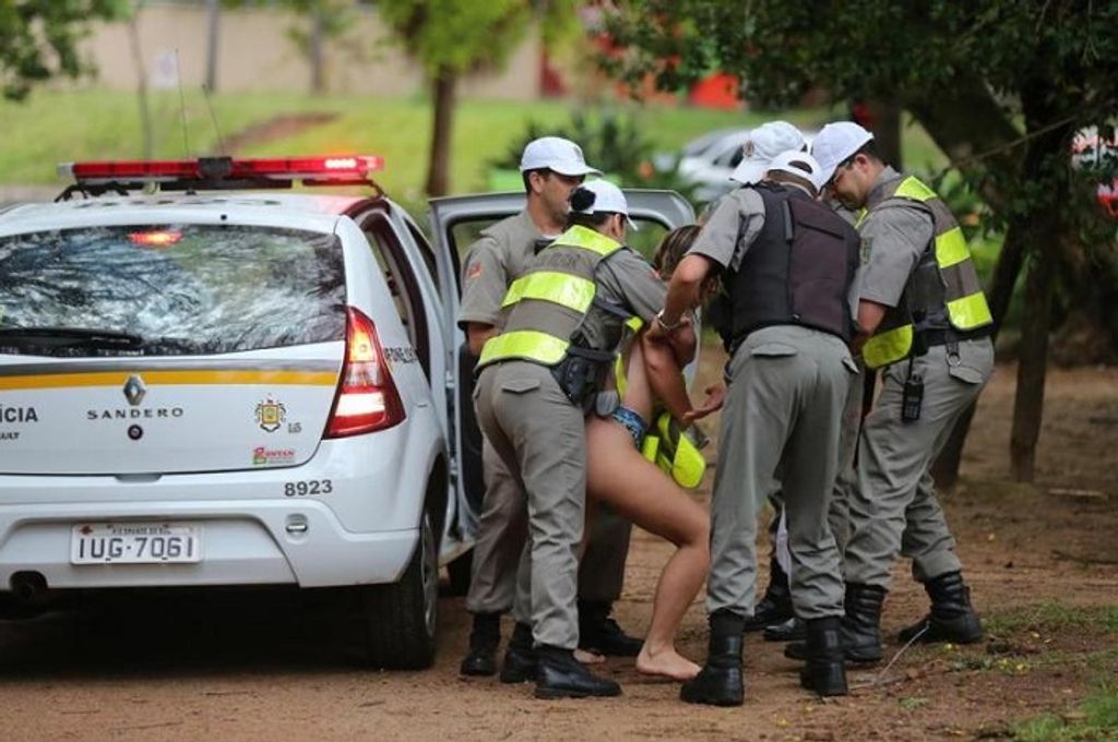 Mulher corre nua em parque do Rio Grande do Sul e é detida por policiais