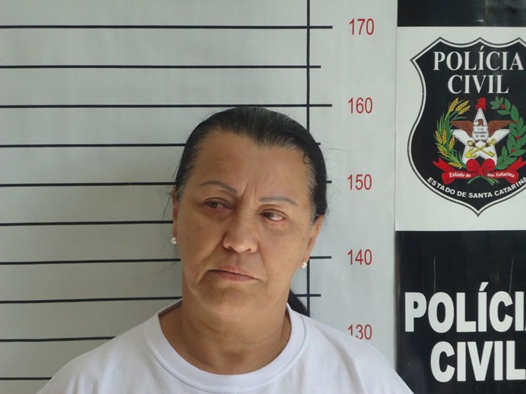 Mulher é presa 15 anos depois de encomendar a morte de desafeto