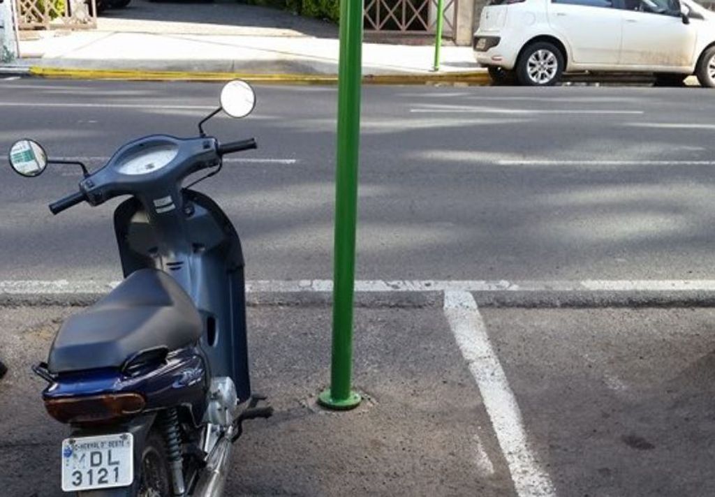 Postes colocados em espaços de vagas para estacionamento geram polêmica em Joaçaba