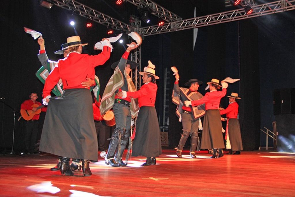 Show de Moacyr Franco encerra hoje o Festival de Danças de Piratuba