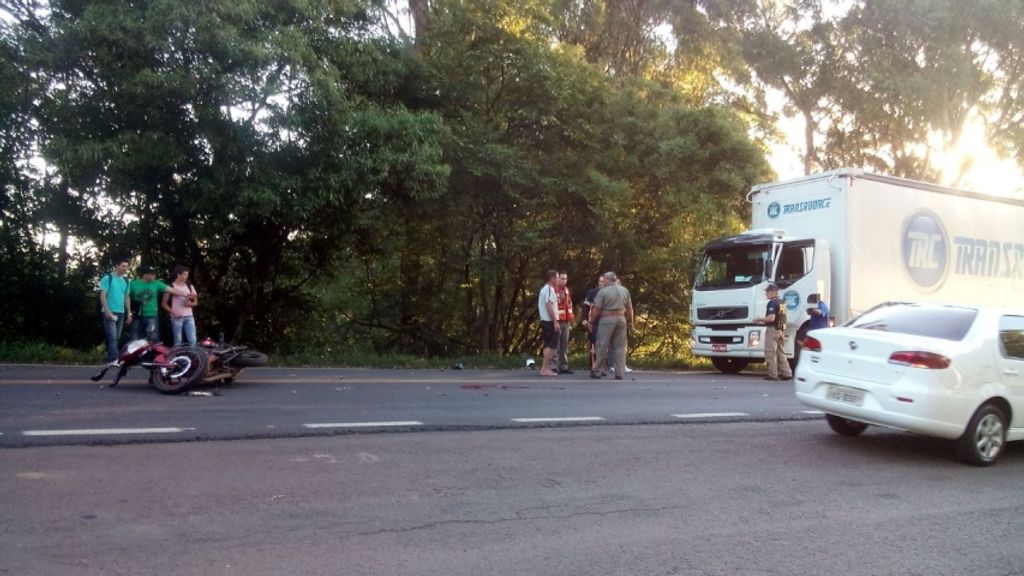 Caminhões de Irani e Caçador atingem e matam motociclista no RS