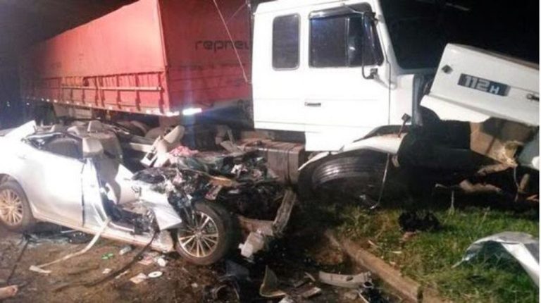 Batida entre Corolla e carreta deixa dois mortos na BR-282 no Oeste