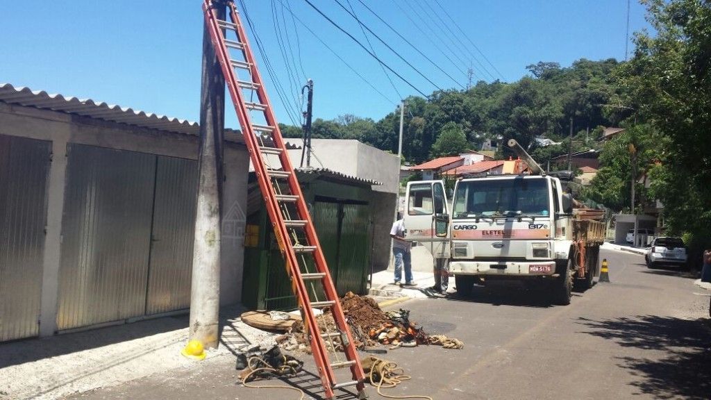 Trabalhador recebe descarga elétrica e cai de poste em Joaçaba
