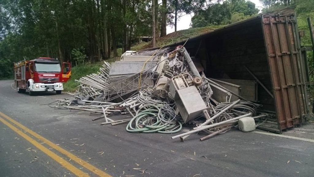 Caminhão carregado com estruturas metálicas tomba na SC-452