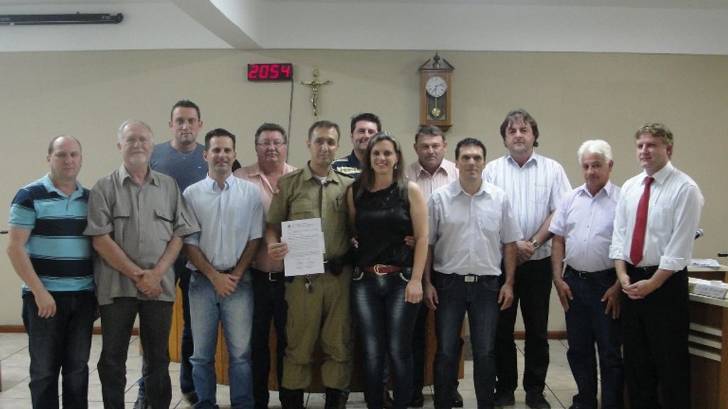 Legislativo hervalense homenageia policial militar que ajudou a salvar criança