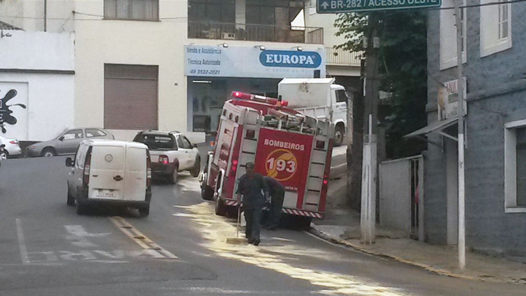 Óleo derramado na Duque de Caxias provoca acidente