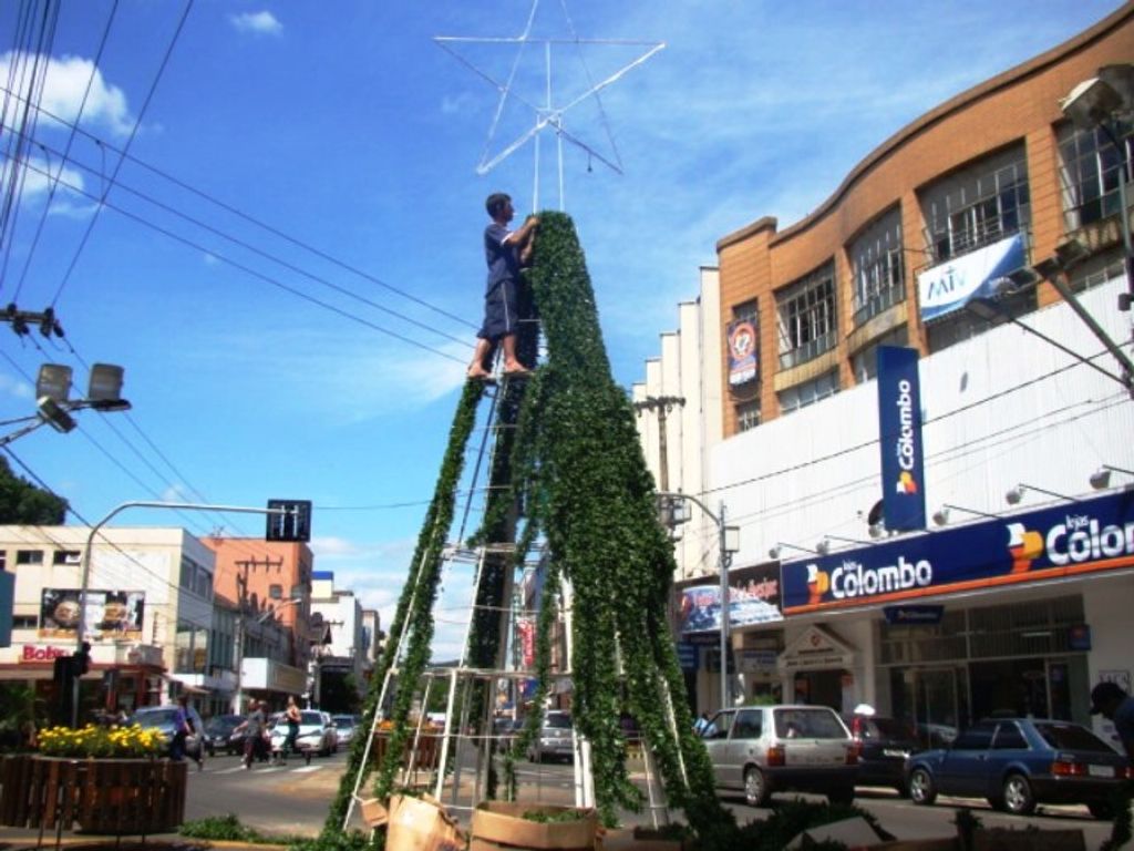 Decoração natalina está sendo montada em Joaçaba