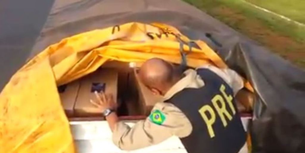 Carreta carregada de cigarros contrabandeados é apreendida em Água Doce