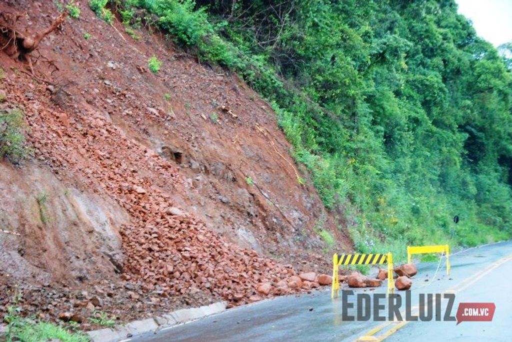 Pedras caem sobre a pista e interditam parcialmente a Nunes Varela