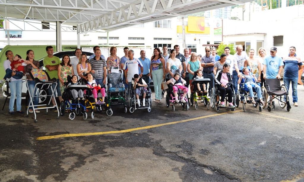 Fundação Nova Vida entrega cadeiras de rodas em Joaçaba