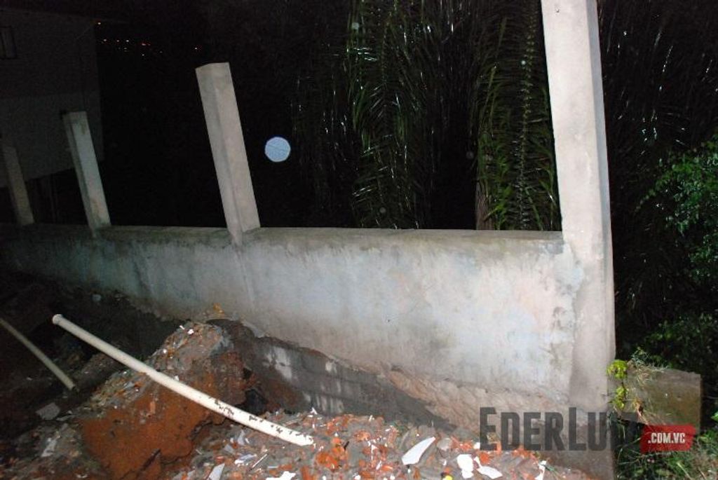 Muro de casa em construção desaba com enxurrada
