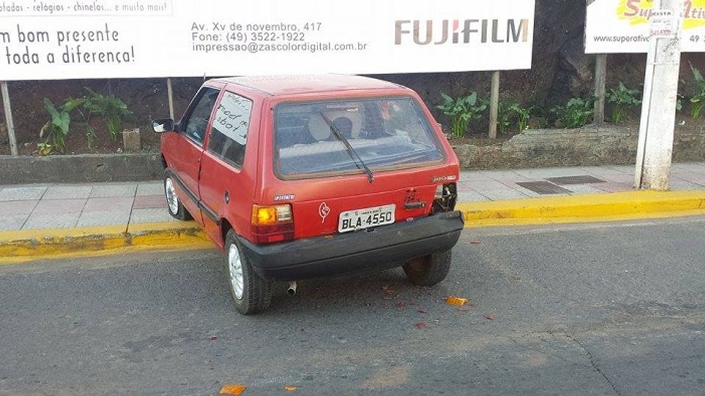 BMW arremessa Uno contra a calçada na XV de Novembro