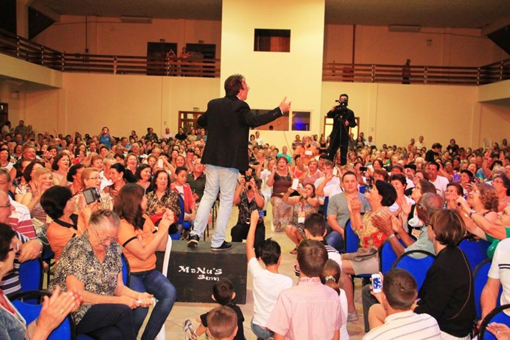 Moacyr Franco encanta o público no show de encerramento do Festival de Dança em Piratuba
