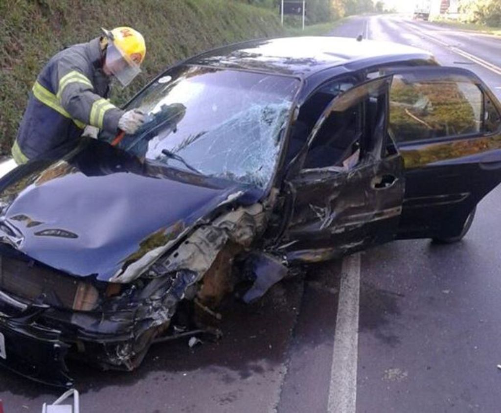 Acidente no trevão de Irani envolve carreta e Celta