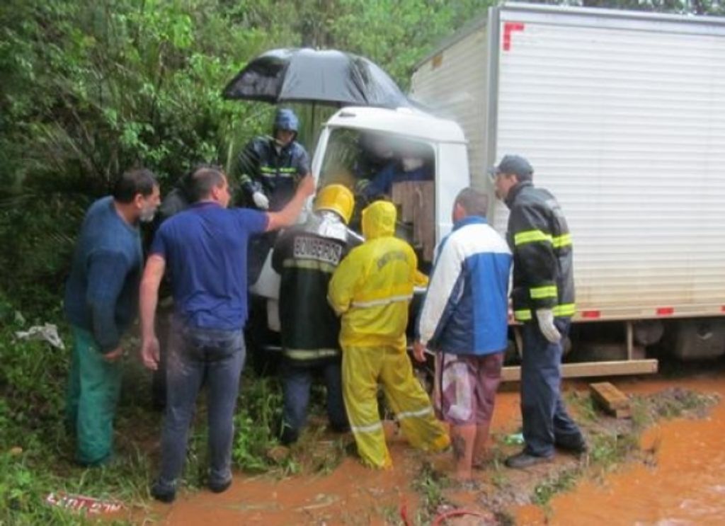 Motorista de Herval se salva de grave acidente entre caminhão e carreta