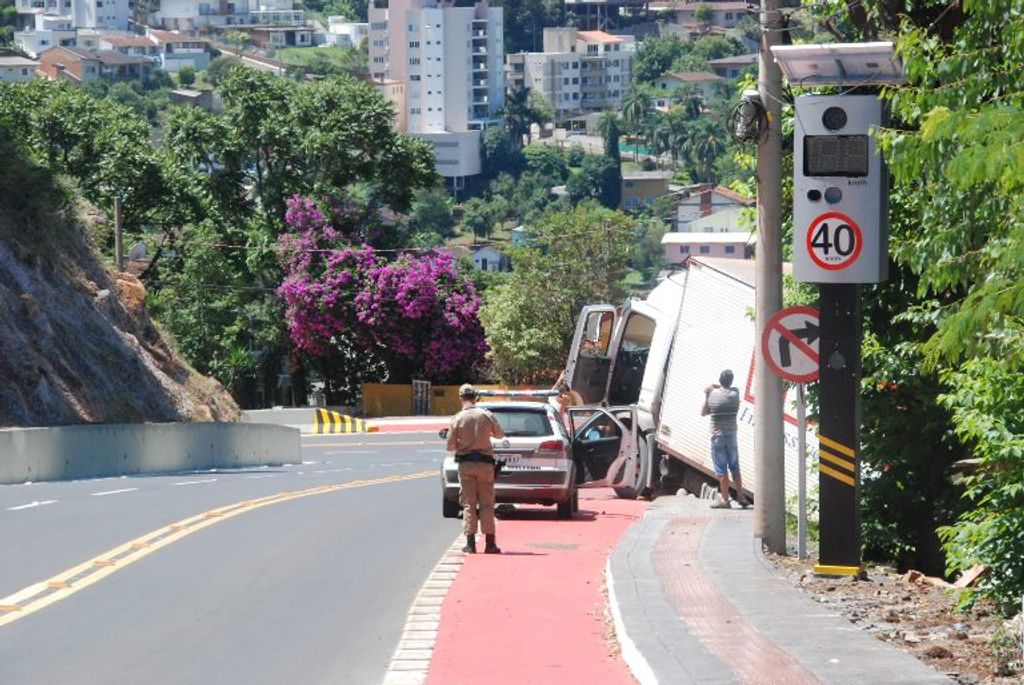 Caminhão fica preso em rua lateral ao Acesso Adolfo Zigelli