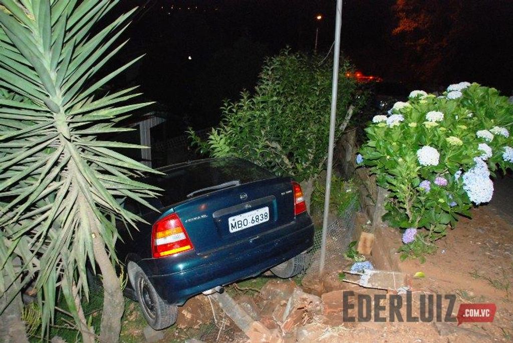 Veículo por pouco não invade casa em Joaçaba