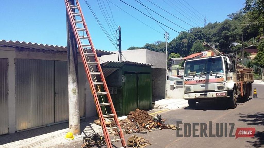 Trabalhador que recebeu choque elétrico e caiu de poste está em coma
