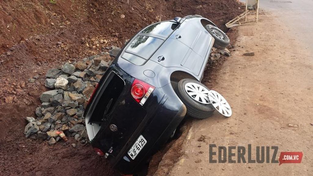 Veículo cai em buraco de obra no trevo do acesso Sul em Joaçaba